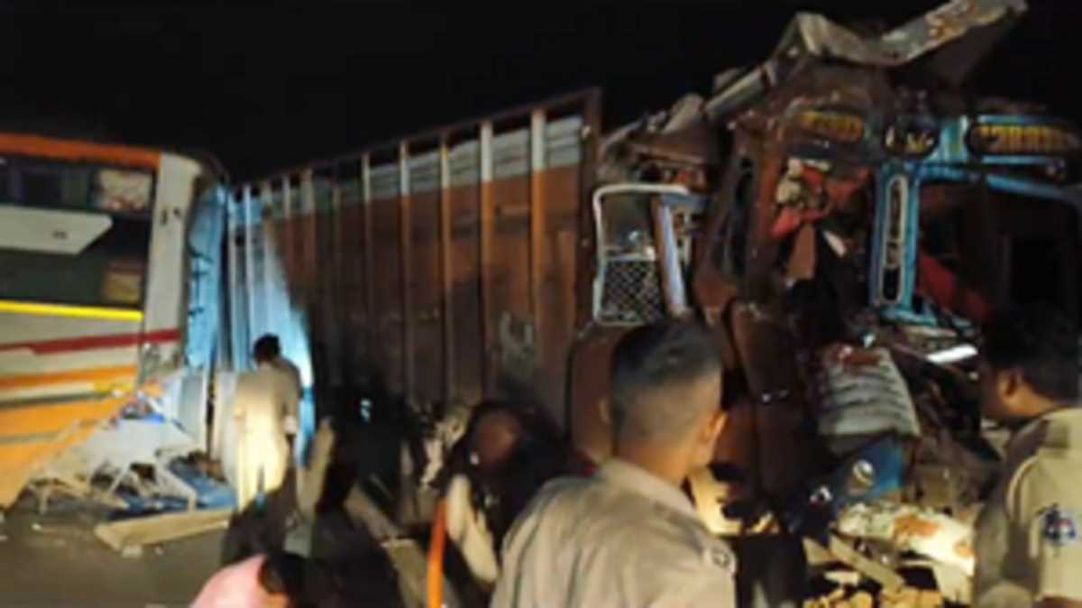 अहमदाबाद-वडोदरा हाईवे पर ट्रक-बस के बीच जोरदार टक्कर, पांच लोगों की मौके पर मौत